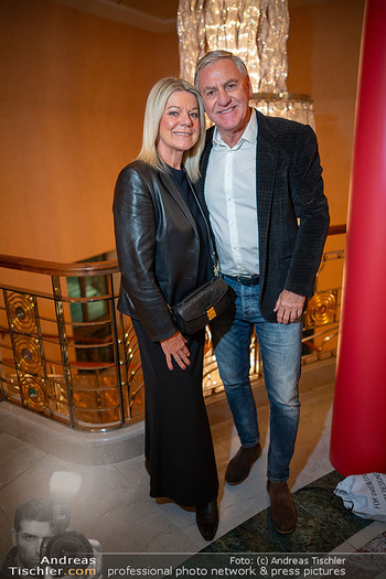 Pro Juventute Charity - Congress Center Casino Baden - Di 18.11.2025 - Walter SCHACHNER mit Ehefrau Conny Cornelia33