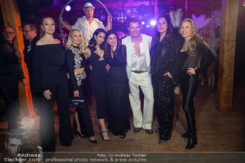 Adi Weiss 50. Geburtstag - Prater Alm, Wien - Sa 22.11.2025 - Gruppenfoto Adi WEISS mit Promi Damen144