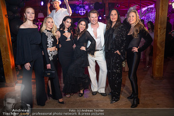 Adi Weiss 50. Geburtstag - Prater Alm, Wien - Sa 22.11.2025 - Gruppenfoto Adi WEISS mit Promi Damen145