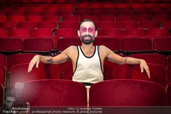 Tom Neuwirth und LuziWuzi Jubiläum - Rabenhof Theater, Wien - Di 25.11.2025 - Tom NEUWIRTH (Conchita WURST) (Portrait)7