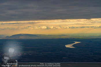 Falstaff Nordic Inauguration - Kopenhagen Distillery, Kopenhagen - Do 27.11.2025 - Blick Richtung Hainburg mit Donau von Flugzeug aus2