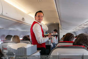 Falstaff Nordic Inauguration - Kopenhagen Distillery, Kopenhagen - Do 27.11.2025 - Steward und Stewardess servieren im Flugzeug, Servicepersonal Au7