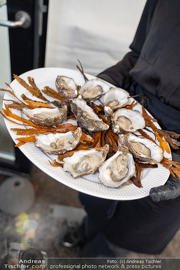 Falstaff Nordic Inauguration - Kopenhagen Distillery, Kopenhagen - Do 27.11.2025 - Muscheln, Meeresfrüchte, fingerfood, service, Tablett35