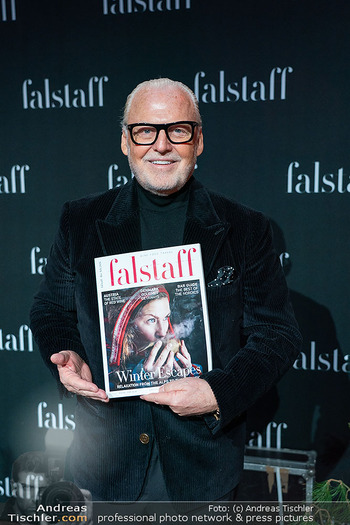 Falstaff Nordic Inauguration - Kopenhagen Distillery, Kopenhagen - Do 27.11.2025 - Wolfgang ROSAM mit dem neuen Falstaff Nordic Magazin Erstausgabe202