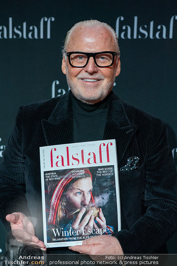 Falstaff Nordic Inauguration - Kopenhagen Distillery, Kopenhagen - Do 27.11.2025 - Wolfgang ROSAM mit dem neuen Falstaff Nordic Magazin Erstausgabe203