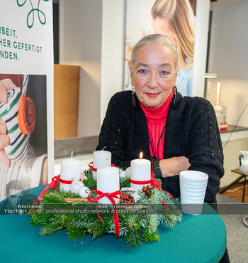 Weihnachts-Diskussionsabend - Gmundner Keramik - Di 02.12.2025 - Agnes HUSSLEIN (Portrait mit Adventkranz)4