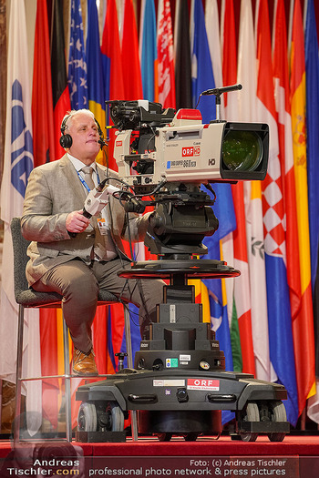 OSZE Ministerrat Tag 2 - Hofburg, Wien - Fr 05.12.2025 - Kameramann mit Kamera, Fernsehen, TV, Live Übertragung, filmen18