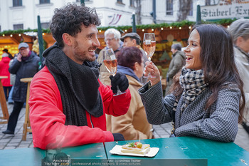 Interview James Cottrial - Altwieder Christkindlmarkt, Freyung Wien - Di 09.12.2025 - James COTTRIAL, Romina COLERUS6