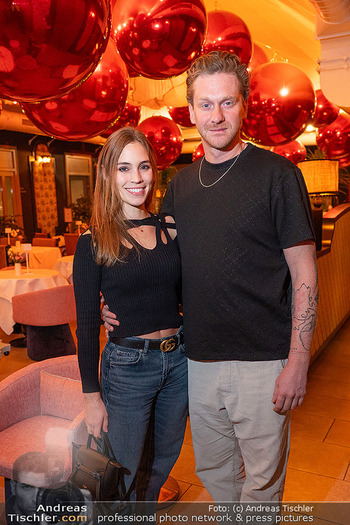 VIP Opening - Le Fou, Wien - Fr 12.12.2025 - Lucas FENDRICH mit Freundin Isabella (erste offizielle Fotos)1