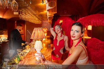 VIP Opening - Le Fou, Wien - Fr 12.12.2025 - rot gekleidete Damen, girls, an der Bar14