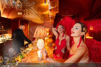 VIP Opening - Le Fou, Wien - Fr 12.12.2025 - rot gekleidete Damen, girls, an der Bar15