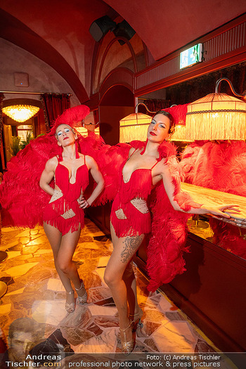 VIP Opening - Le Fou, Wien - Fr 12.12.2025 - rot gekleidete Damen, girls16
