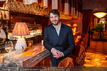 VIP Opening - Le Fou, Wien - Fr 12.12.2025 - Alexander SCHRACK (Portrait an der Bar)23