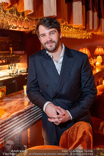 VIP Opening - Le Fou, Wien - Fr 12.12.2025 - Alexander SCHRACK (Portrait an der Bar)24