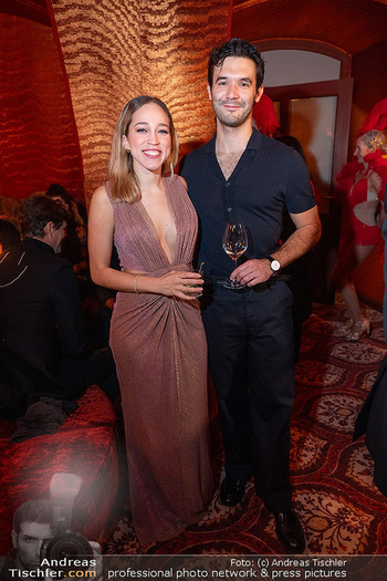 VIP Opening - Le Fou, Wien - Fr 12.12.2025 - Katharina GORGI mit Freund Felipe RODAS86