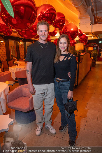VIP Opening - Le Fou, Wien - Fr 12.12.2025 - Lucas FENDRICH mit Freundin Isabella (erste offizielle Fotos)91