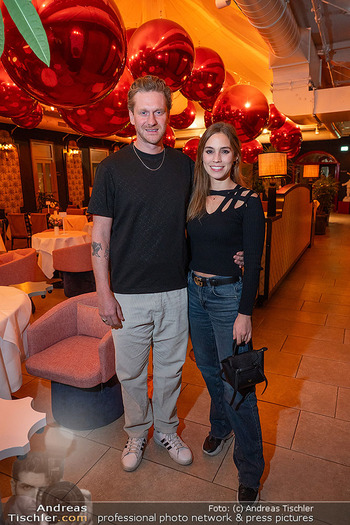VIP Opening - Le Fou, Wien - Fr 12.12.2025 - Lucas FENDRICH mit Freundin Isabella (erste offizielle Fotos)92
