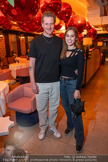 VIP Opening - Le Fou, Wien - Fr 12.12.2025 - Lucas FENDRICH mit Freundin Isabella (erste offizielle Fotos)93