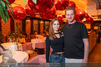 VIP Opening - Le Fou, Wien - Fr 12.12.2025 - Lucas FENDRICH mit Freundin Isabella (erste offizielle Fotos)95