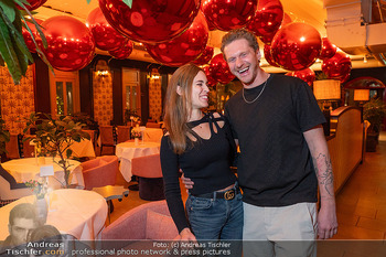 VIP Opening - Le Fou, Wien - Fr 12.12.2025 - Lucas FENDRICH mit Freundin Isabella (erste offizielle Fotos)97
