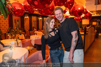 VIP Opening - Le Fou, Wien - Fr 12.12.2025 - Lucas FENDRICH mit Freundin Isabella (erste offizielle Fotos)98