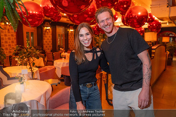 VIP Opening - Le Fou, Wien - Fr 12.12.2025 - Lucas FENDRICH mit Freundin Isabella (erste offizielle Fotos)99