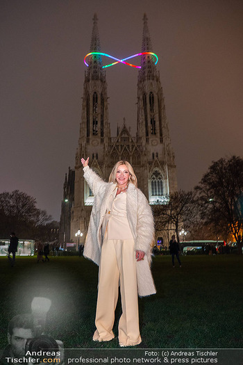 Kunstwerk Illuminierung - Votivkirche, Wien - Di 16.12.2025 - Billi THANNER vor der Votivkirche mit Kunstwerk48
