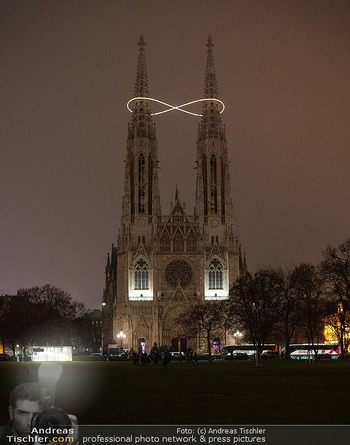 Kunstwerk Illuminierung - Votivkirche, Wien - Di 16.12.2025 - Votivkirche mit Kunstwerk54