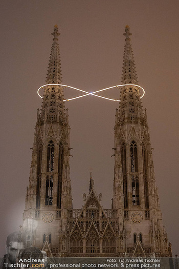 Kunstwerk Illuminierung - Votivkirche, Wien - Di 16.12.2025 - Votivkirche mit Kunstwerk57