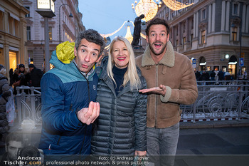 ZuKi Punsch Charity - Lions Club Punschstand Am Graben, Wien - Do 18.12.2025 - Omar SARSAM, Claudia STÖCKL, Paul PIZZERA5
