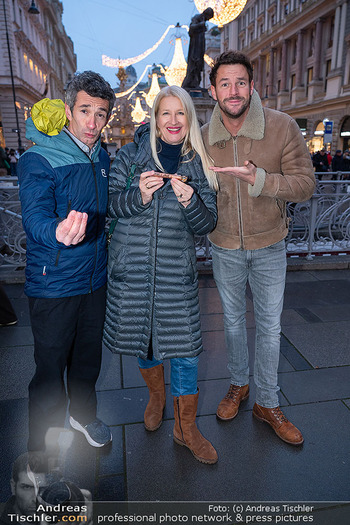 ZuKi Punsch Charity - Lions Club Punschstand Am Graben, Wien - Do 18.12.2025 - Omar SARSAM, Claudia STÖCKL, Paul PIZZERA6