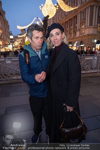 ZuKi Punsch Charity - Lions Club Punschstand Am Graben, Wien - Do 18.12.2025 - Omar SARSAM, Nadja BERNHARD23