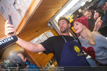 ZuKi Punsch Charity - Lions Club Punschstand Am Graben, Wien - Do 18.12.2025 - Silvia SCHNEIDER, Paul PIZZERA33