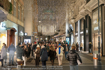 ZuKi Punsch Charity - Lions Club Punschstand Am Graben, Wien - Do 18.12.2025 - Weihnachtsbeleuchtung Kohlmarkt, Touristen, Wirtschaft, Umsätze49