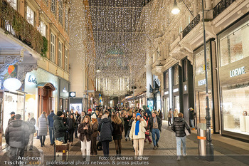 ZuKi Punsch Charity - Lions Club Punschstand Am Graben, Wien - Do 18.12.2025 - Weihnachtsbeleuchtung Kohlmarkt, Touristen, Wirtschaft, Umsätze50