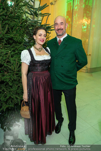 Jägerball - Hofburg, Wien - Mo 26.01.2026 - Lena HOSCHEK mit Freund Vincent278