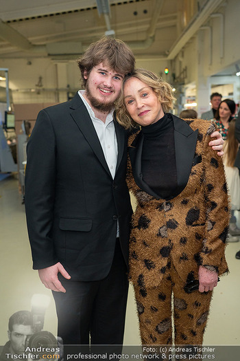 Sharon Stone bei Guschlbauer - Guschlbauer Schaumrollenfabrik St. Willibald - Di 10.02.2026 - Sharon STONE mit Sohn Laird4