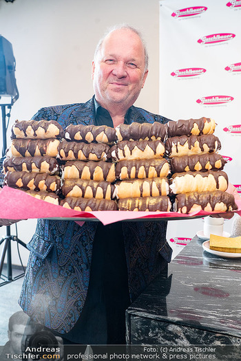 Sharon Stone bei Guschlbauer - Guschlbauer Schaumrollenfabrik St. Willibald - Di 10.02.2026 - Karl GUSCHLBAUER mit Opernball Schaumrollen9