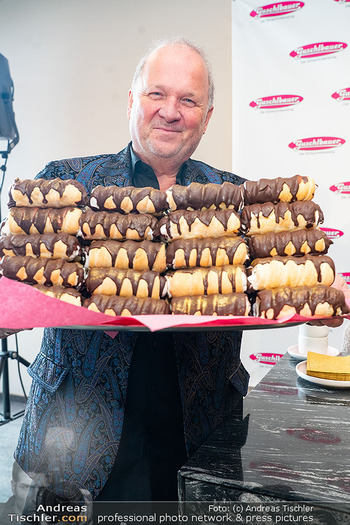 Sharon Stone bei Guschlbauer - Guschlbauer Schaumrollenfabrik St. Willibald - Di 10.02.2026 - Karl GUSCHLBAUER mit Opernball Schaumrollen10