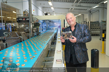 Sharon Stone bei Guschlbauer - Guschlbauer Schaumrollenfabrik St. Willibald - Di 10.02.2026 - Karl GUSCHLBAUER in der Produktion Fabrik Förderband14