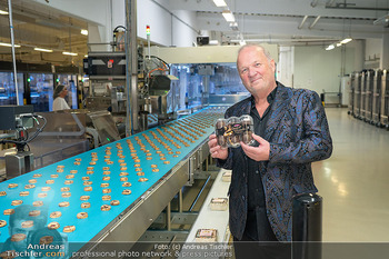 Sharon Stone bei Guschlbauer - Guschlbauer Schaumrollenfabrik St. Willibald - Di 10.02.2026 - Karl GUSCHLBAUER in der Produktion Fabrik Förderband15