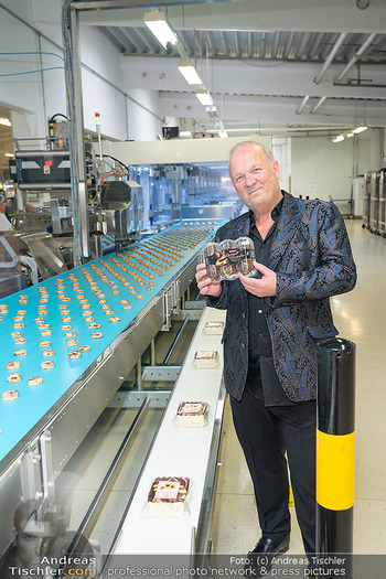 Sharon Stone bei Guschlbauer - Guschlbauer Schaumrollenfabrik St. Willibald - Di 10.02.2026 - Karl GUSCHLBAUER in der Produktion Fabrik Förderband16