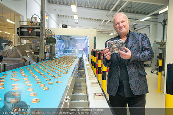 Sharon Stone bei Guschlbauer - Guschlbauer Schaumrollenfabrik St. Willibald - Di 10.02.2026 - Karl GUSCHLBAUER in der Produktion Fabrik Förderband18
