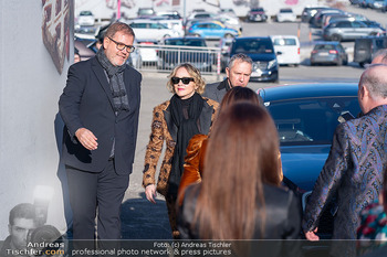 Sharon Stone bei Guschlbauer - Guschlbauer Schaumrollenfabrik St. Willibald - Di 10.02.2026 - Sharon STONE bei der Ankunft39