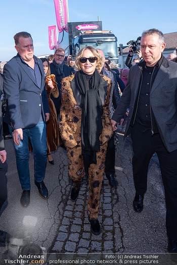Sharon Stone bei Guschlbauer - Guschlbauer Schaumrollenfabrik St. Willibald - Di 10.02.2026 - Sharon STONE bei der Ankunft41