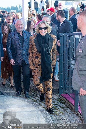 Sharon Stone bei Guschlbauer - Guschlbauer Schaumrollenfabrik St. Willibald - Di 10.02.2026 - Sharon STONE bei der Ankunft42