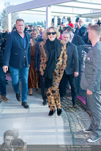 Sharon Stone bei Guschlbauer - Guschlbauer Schaumrollenfabrik St. Willibald - Di 10.02.2026 - Sharon STONE bei der Ankunft43