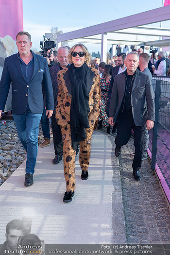 Sharon Stone bei Guschlbauer - Guschlbauer Schaumrollenfabrik St. Willibald - Di 10.02.2026 - Sharon STONE bei der Ankunft44