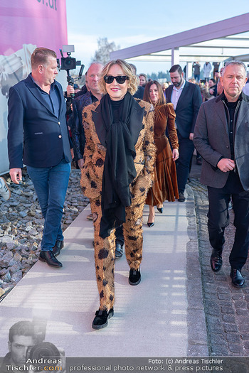 Sharon Stone bei Guschlbauer - Guschlbauer Schaumrollenfabrik St. Willibald - Di 10.02.2026 - Sharon STONE bei der Ankunft45