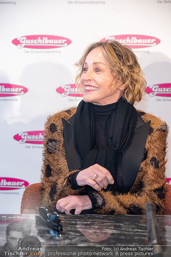 Sharon Stone bei Guschlbauer - Guschlbauer Schaumrollenfabrik St. Willibald - Di 10.02.2026 - Sharon STONE51